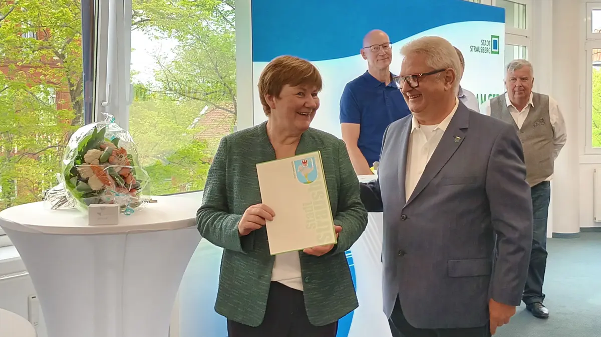 Strausbergs Bürgermeisterin Elke Stadeler (hier mit Stadtverordnetenvorsteher Steffen Schuster) hat sich am Dienstag nach 16 Jahren an der Spitze der Stadtverwaltung in den Ruhestand verabschiedet.