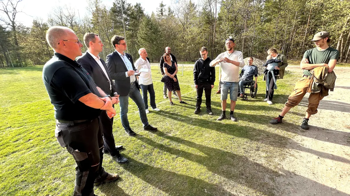 Beratung in Spechthausen: Die als Rundgang vorgenommene erste Einwohnerversammlung 2026 für Eberswalde führt die Teilnehmer auch auf den Sportplatz. Dort lausen Vize-Bürgermeister Maik Berendt (3. v. l.) und weitere Vertreter der Rathausspitze den Ausführungen von Daniel Ippendorf (4. v. r.) zum Zustand des Rasens.