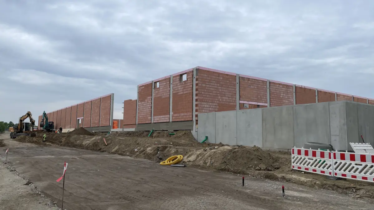 Straßenbau und Bau des Einkaufszentrums in Seelow-Süd: Nahezu täglich kann man dort weiteren Baufortschritt feststellen. Am 30. Mai wird dort zum Tag der Städtebauförderung geladen.