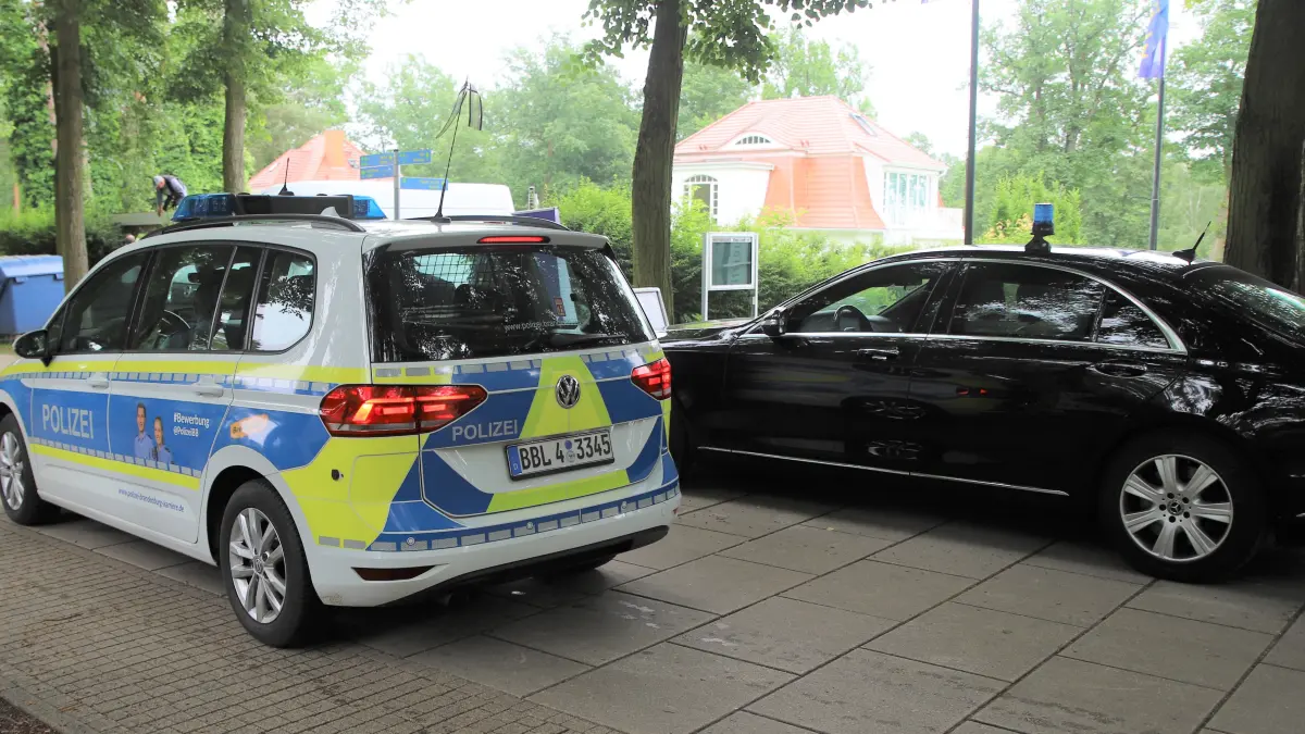 Ostdeutsches Wirtschaftsforum in Bad Saarow: Ein Streifenwagen der Polizei, daneben eine Limousine für Teilnehmer der Bundesregierung. Welche Spitzenpolitiker nehmen 2026 Platz auf dem Podium? (Archivfoto)