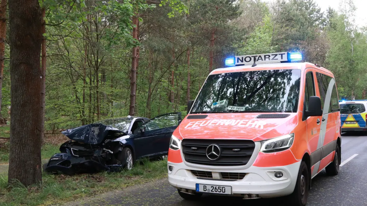 Unfall in Hoppegarten: Ein 57-Jähriger prallte mit seinem Auto gegen mehrere Bäume.