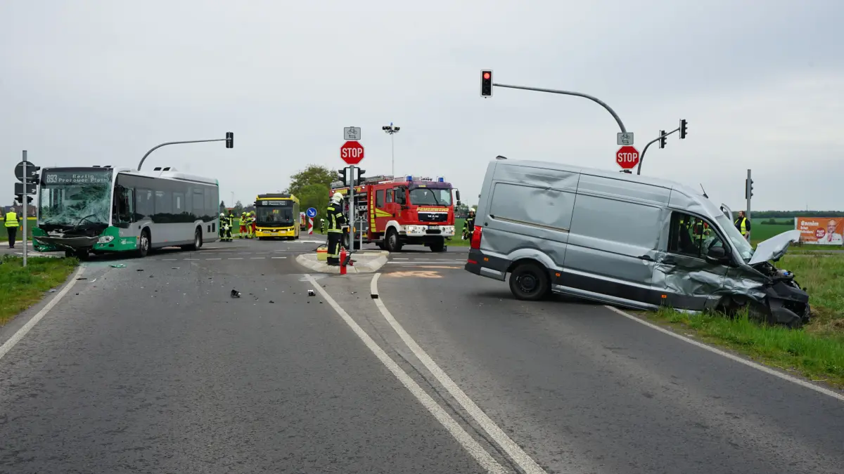 In Ahrensfelde sind ein Transporter und ein Linienbus zusammengeprallt. Rettungskräfte sind im Einsatz. Die Ahrensfelder Straße ist gesperrt.