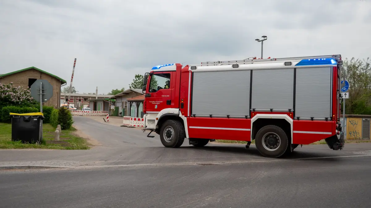 Die Feuerwehr befindet sich im Großeinsatz: In Herzfelde brennt es auf dem Gelände eines Entsorgungsunternehmens.