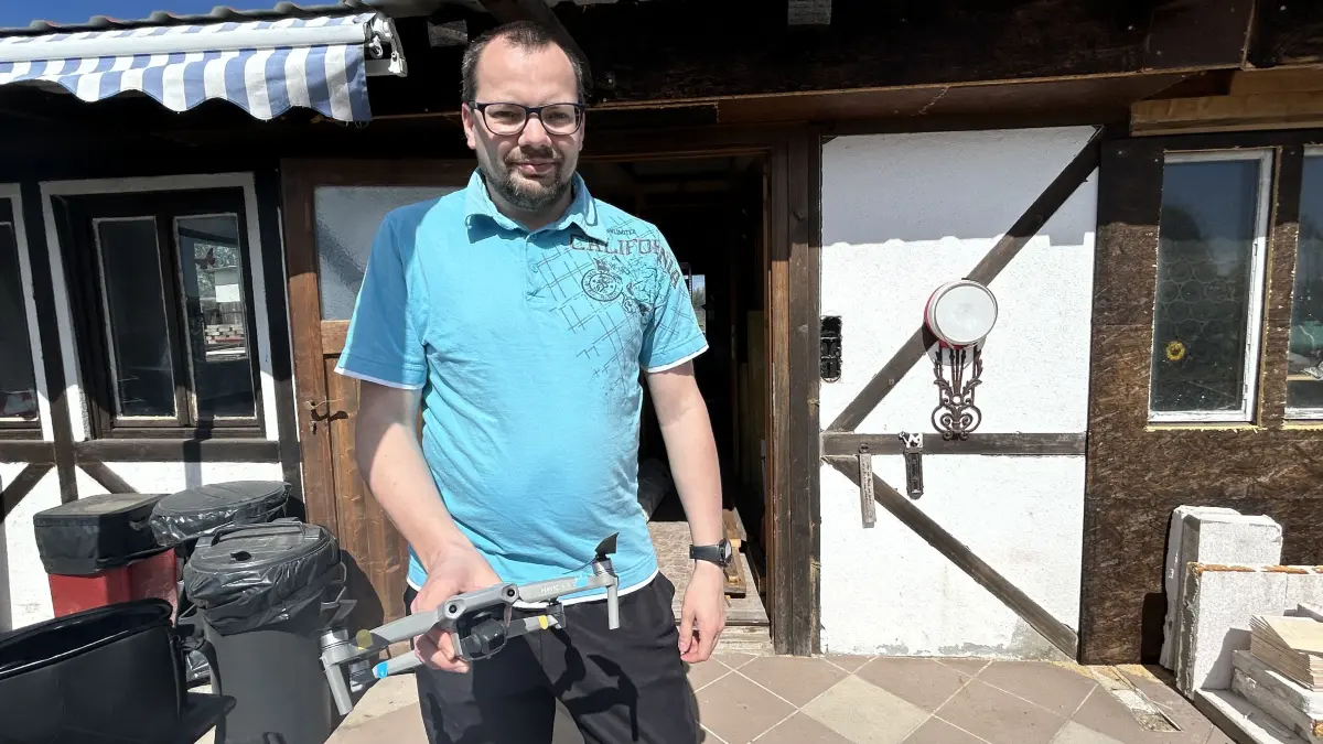 Thomas Gebauer aus Neuruppin ist eigentlich IT-Spezialist und Drohnenpilot. In seiner Freizeit ist er Handwerker und richtet aktuell die alte Gartenlaube seines verstorbenen Onkels wieder her. Auch die Drohne hilft bei der Planung.