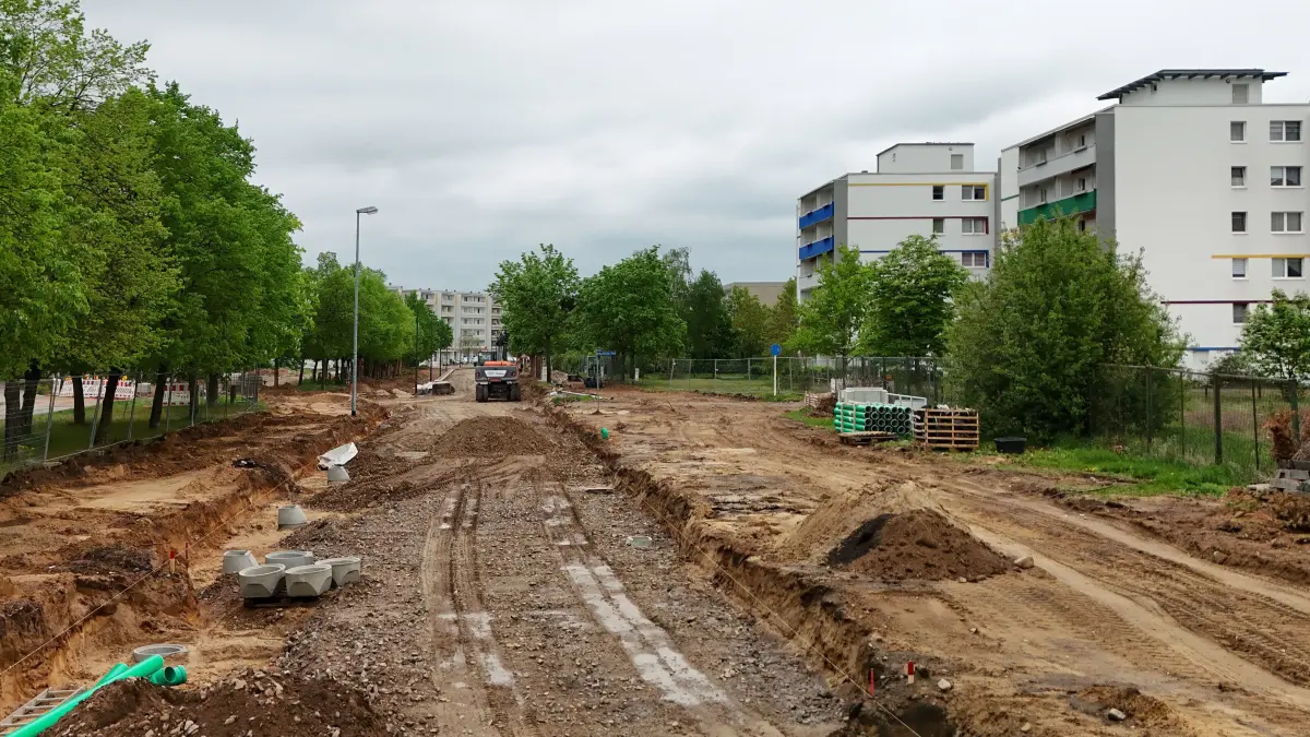 Straßenbau: Schwedt, 05.05.2026: Bis Herbst 2026 soll die Leverkusener Straße zwischen Ehm-Welk-Straße und Heinersdorfer Damm saniert werden. Dabei wird unter anderem die Asphaltdecke erneuert und die Fahrbahn teils reduziert.