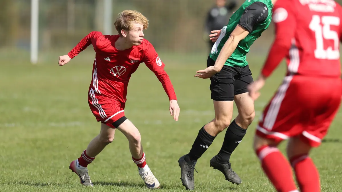Gramzow, 06.04.2026, FB LK VfB Gramzow - Rot-Weiß Prenzlau 3:4, der Prenzlauer Johannes Turner (links)
