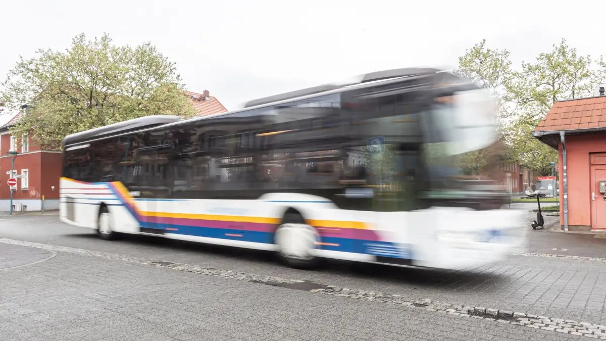 Ein Bus fährt am Bahnhof in die Innenstadt.