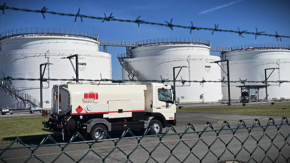 Kerosin-Tanks mit Treibstoff für die Flugzeuge am Flughafen BER