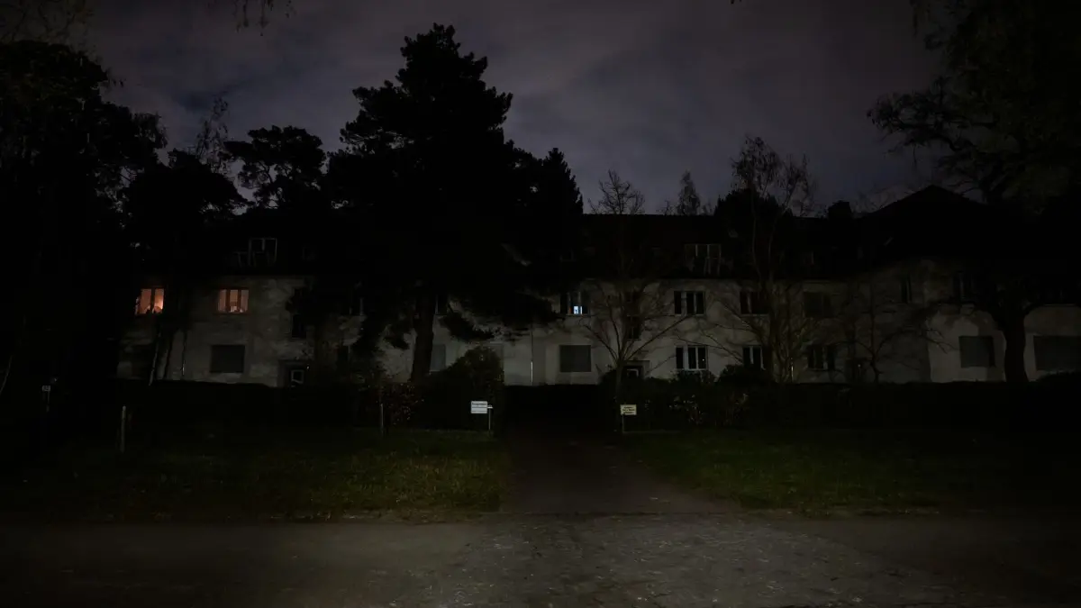 UN: Welt auf digitalen Super-GAU nicht vorbereitet: ARCHIV - 18.04.2026, Berlin: Ein Gebäude im Kirchweg im Berliner Ortsteil Nikolassee ist bei einem Stromausfall weitgehend dunkel. (zu dpa: «UN-Bericht: Welt auf digitalen Super-GAU nicht vorbereitet») Foto: Christoph Soeder/dpa +++ dpa-Bildfunk +++