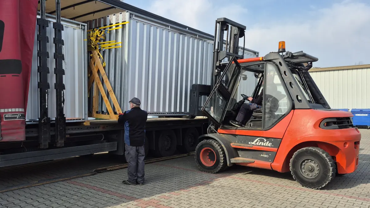 Geschäftiges Treiben auf dem Betriebsgelände der Firma Aktotec Produktionsgesellschaft Angermünde mbH. Das Unternehmen produziert Röhrenkollektoren für Solarthermie. Hier werden Kollektoren für einen Großauftrag verladen.