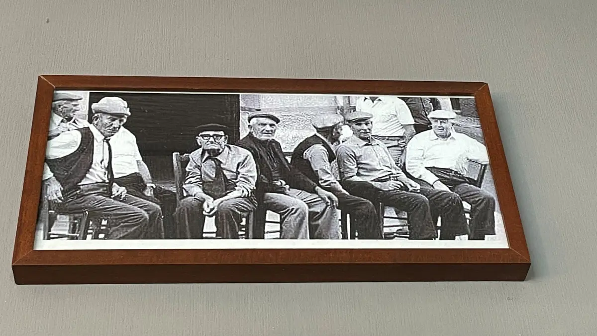 Im Kaffeehaus54 in Königs Wusterhausen zeigt ein Bild die Atmosphäre in einem Café in Sizilien.