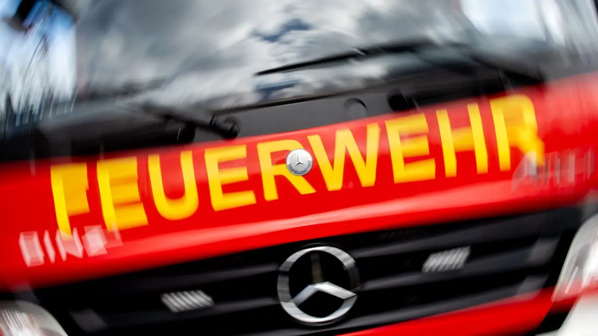 ARCHIV - 24.03.2023, Niedersachsen, Bad Zwischenahn: Ein Einsatzfahrzeug der Feuerwehr (zu dpa: «Feuerwehr befreit hilflose Taube von Gebäudefassade») Foto: Hauke-Christian Dittrich/dpa +++ dpa-Bildfunk +++