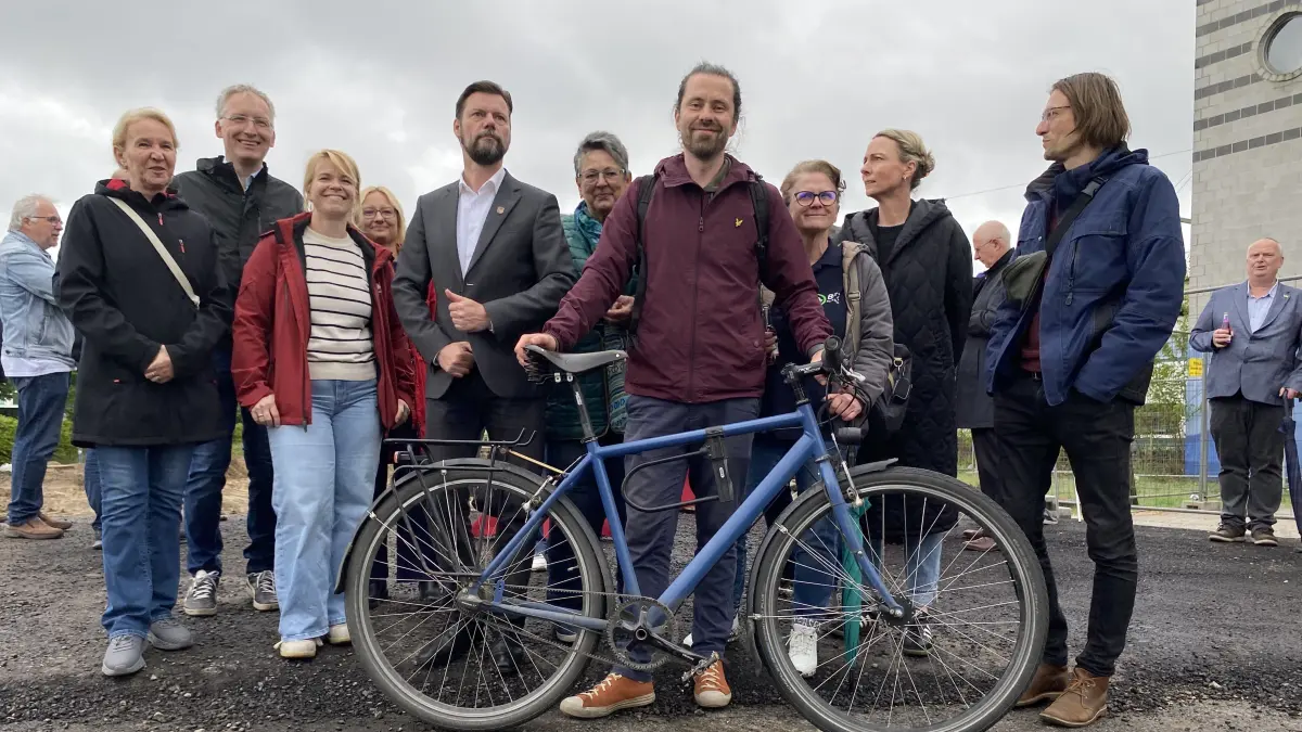 Ein Fahrrad fürs Parkhaus in Fürstenwalde: Der grüne Stadtverordnete Jörg Zeipelt war mit dem Drahtesel zum Baustart gekommen.