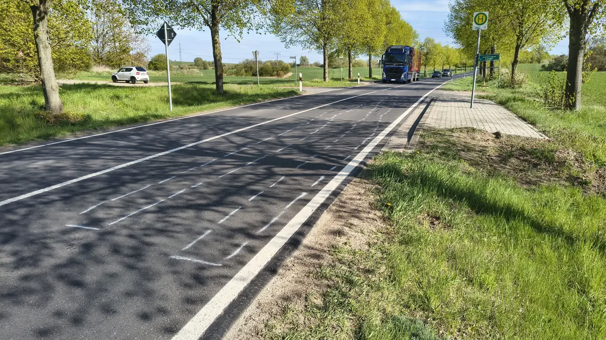 Auch eine Woche später sind die Spuren des Unfalls auf der L23 am Schönhof bei Golzow zu sehen. Trotz Überholverbot fahren hier einige Wenige weiterhin riskant.