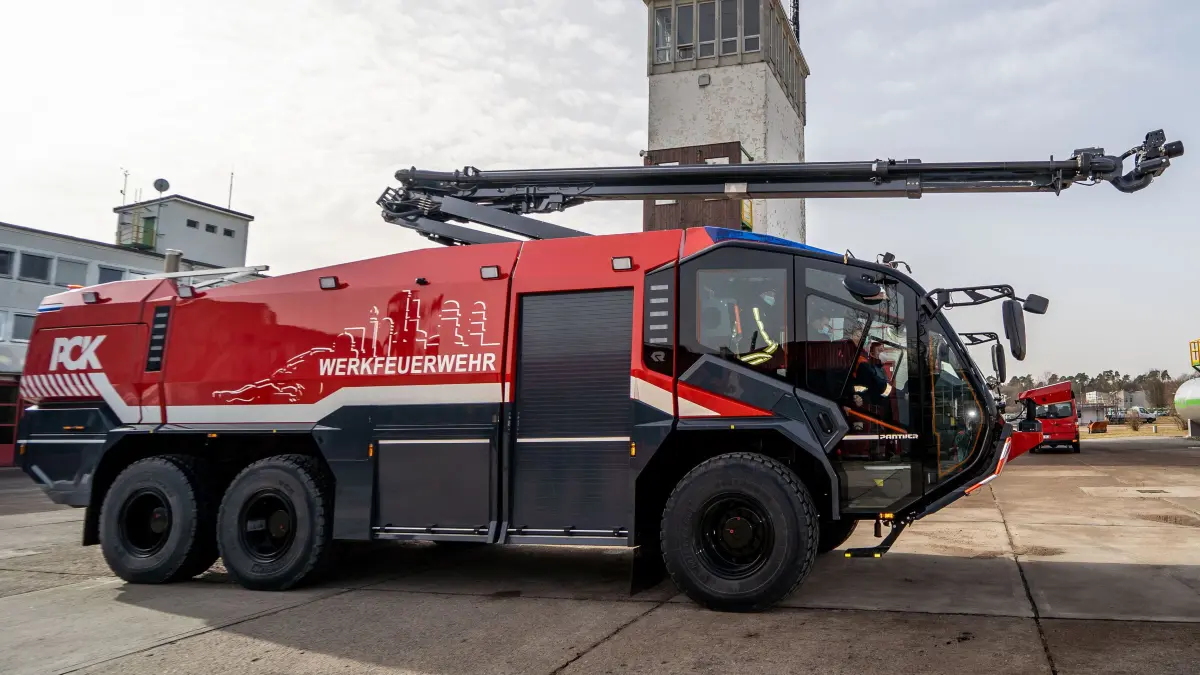 Panther: Die PCK-Raffinerie in Schwedt nutzte als erste Raffinerie weltweit einen Rosenbauer Panther 6x6 für den Brandschutz, der speziell für Flughäfen entwickelt wurde. Zum Tag der offen Tür in der Zentralen Feuerwache präsentiert die Werkfeuerwehr ihr Sonderlöschfahrzeug.