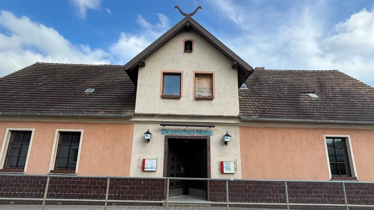 In der Gaststätte "Deutsches Haus" in Burg sowie in Wohnräumen in Cottbus waren bei Durchsuchungen Gegenstände sichergestellt worden. Darunter Bilder und Büsten von Adolf Hittler und eine Uniform.