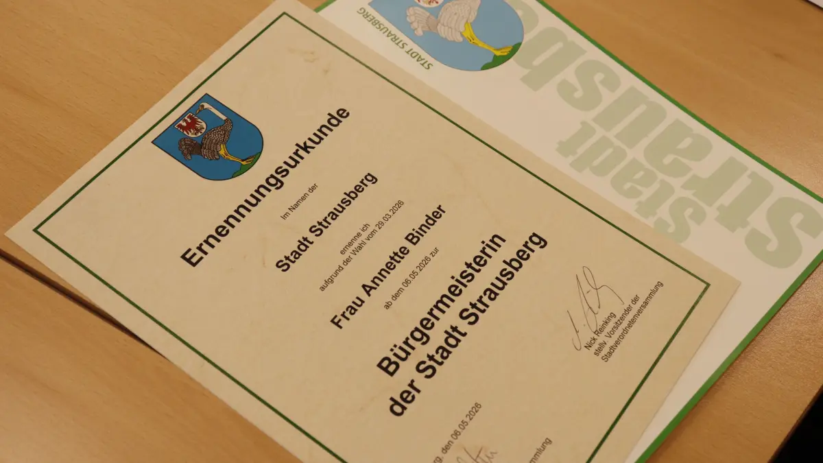 Die Ernennungsurkunde weist Annette Binder als neue Bürgermeisterin der Stadt Strausberg aus.