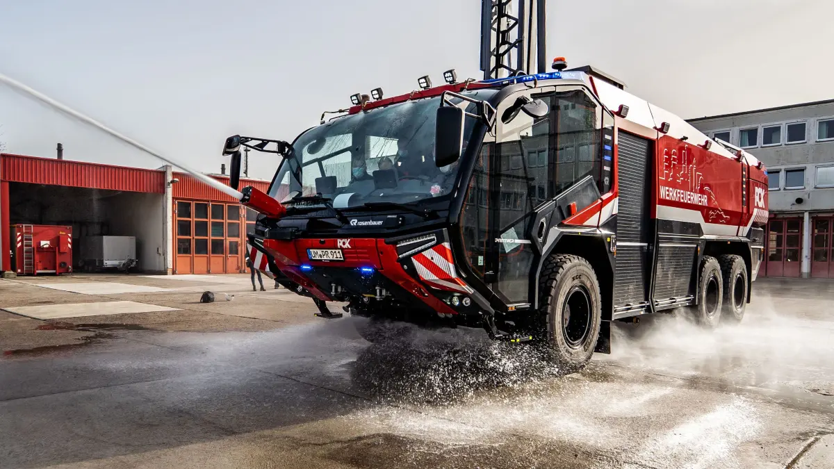 Panther: Die PCK-Raffinerie in Schwedt nutzte als erste Raffinerie weltweit einen Rosenbauer Panther 6x6 für den Brandschutz, der speziell für Flughäfen entwickelt wurde. Zum Tag der offen Tür in der Zentralen Feuerwache präsentiert die Werkfeuerwehr ihr Sonderlöschfahrzeug.