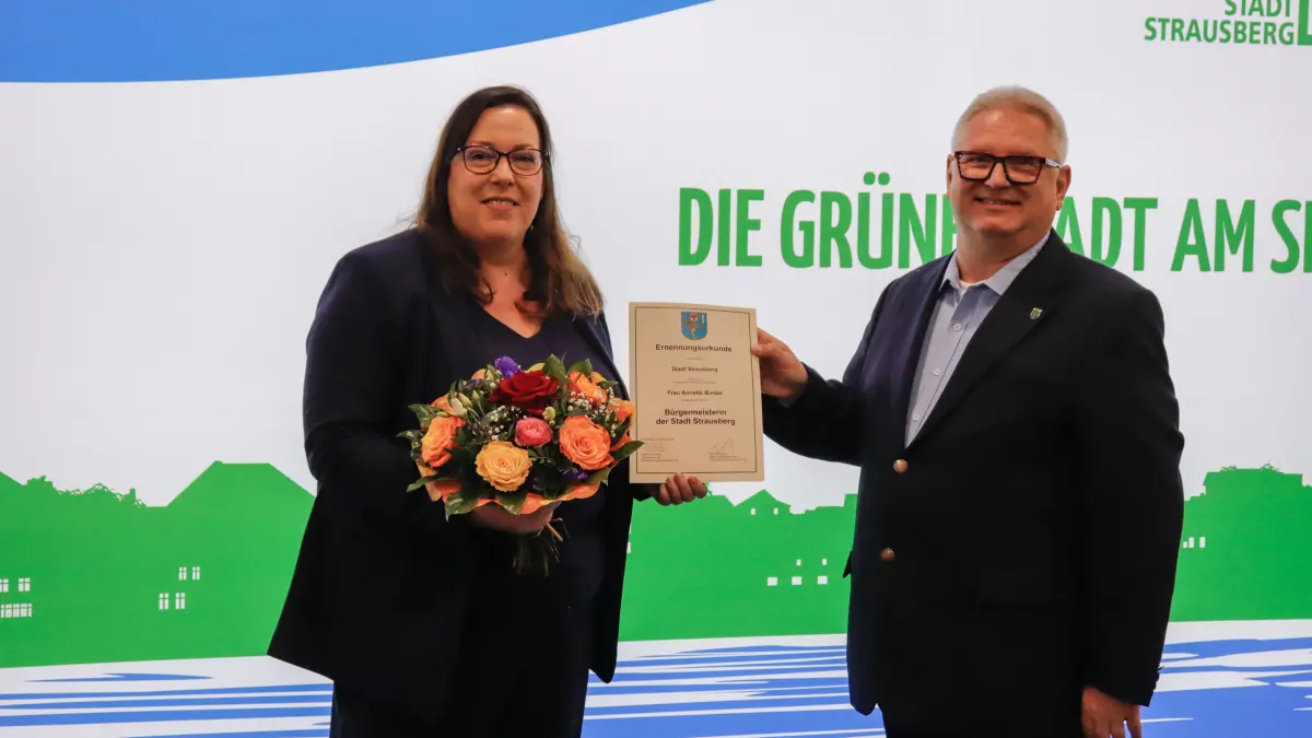 Stadtverordnetenvorsteher Steffen Schuster überreichte der neuen Bürgermeisterin von Strausberg, Annette Binder (parteilos), die Ernennungsurkunde.