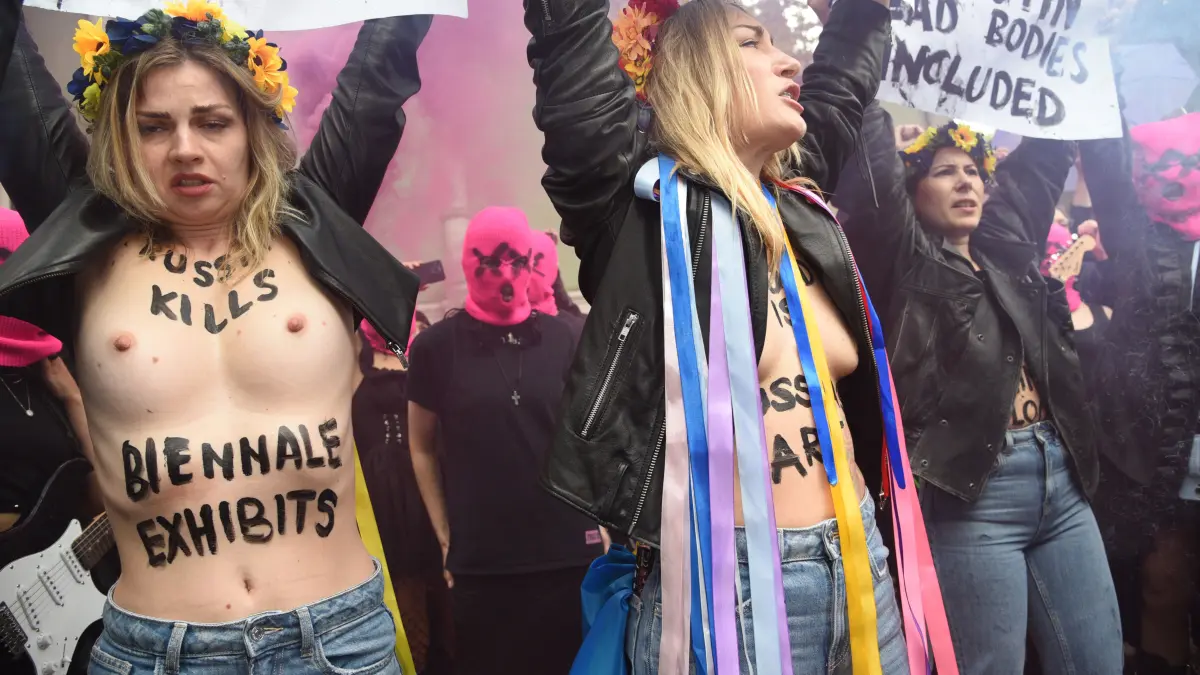 Biennale von Venedig: Pussy Riot protestiert vor dem russischen Pavillon: Venice, Art Biennale 2026, in the photo Pussy Riot and Femen at the Biennale / action press