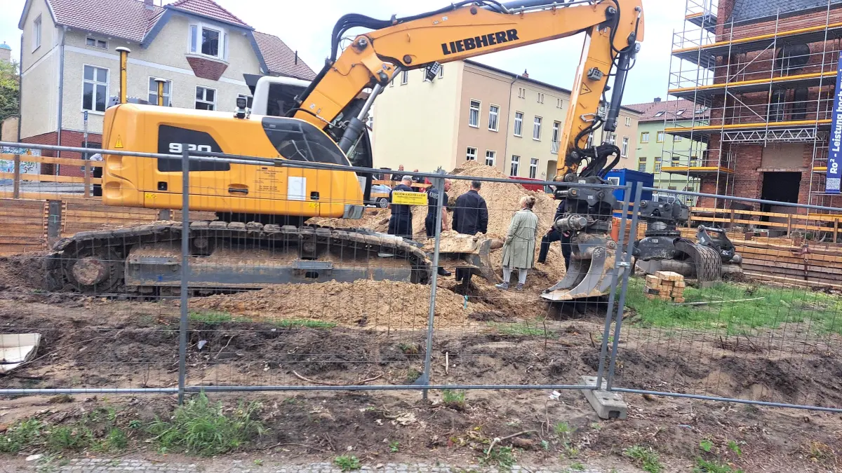 Lagebesprechung in Eberswalde: Auf dem Grundstück der Johanniskirche wird nach dem potenziell explosiven Fund beraten, wie es weitergeht.