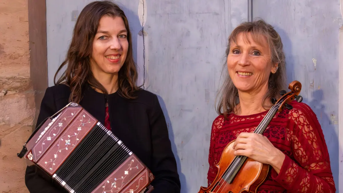 Bettina Hartl (links) und Anja-Regine Graewel (rechts) um 10.30 Uhr Irish Folk im Neuen Rathaus vor. Duo Transpansando, Mai 2026