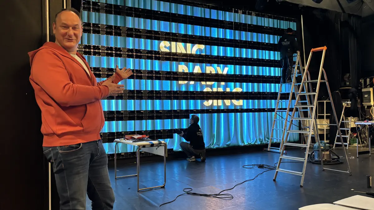 Digitale Errungenschaft: Matthias Raupach, Intendant des Hoftheaters in Bad Freienwalde, freut sich über die LED-Videowand, die gerade auf der Bühne installiert wird.