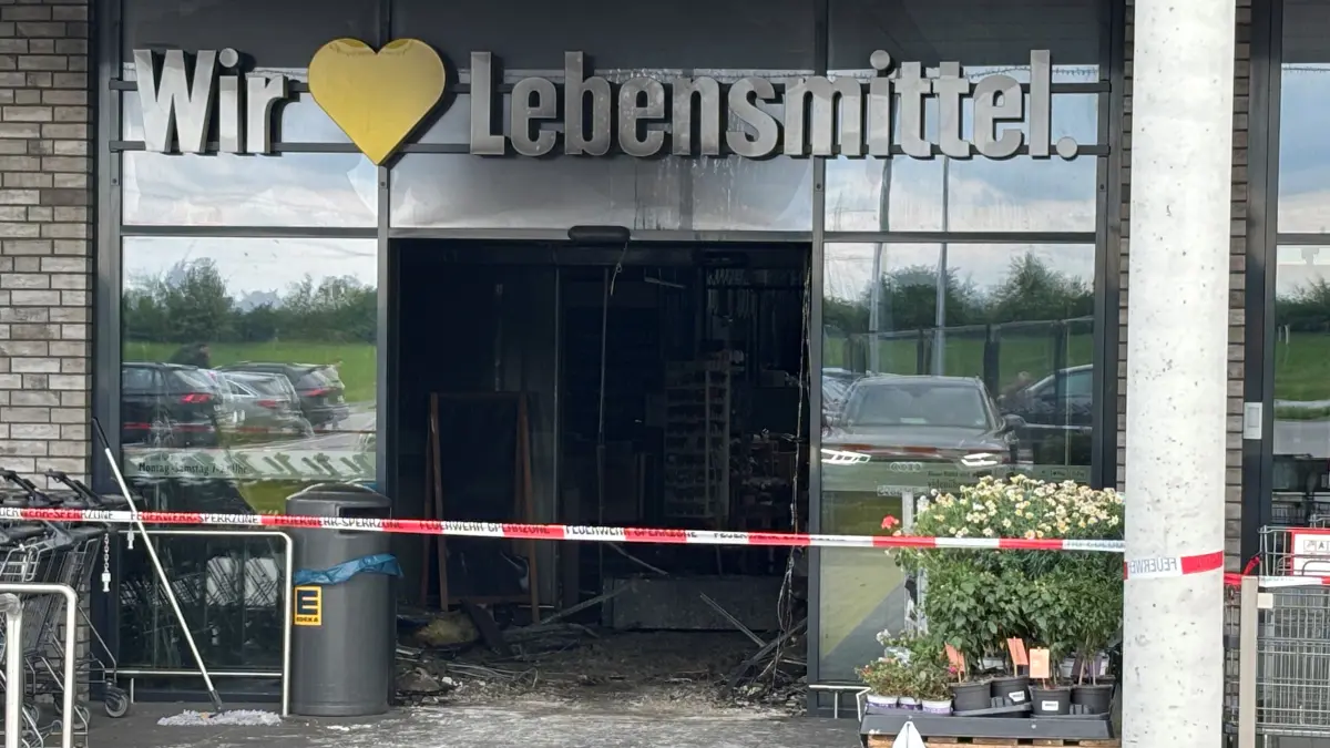 ausgebrannter Edeka-Markt in der Carl-Schmäcke-Straße in Neuenhagen bei Berlin, Blick in den Eingangsbereich, wo das Feuer nach ersten Erkenntnissen der Kriminaltechniker in der Leergutannahme ausgebrochen ist
