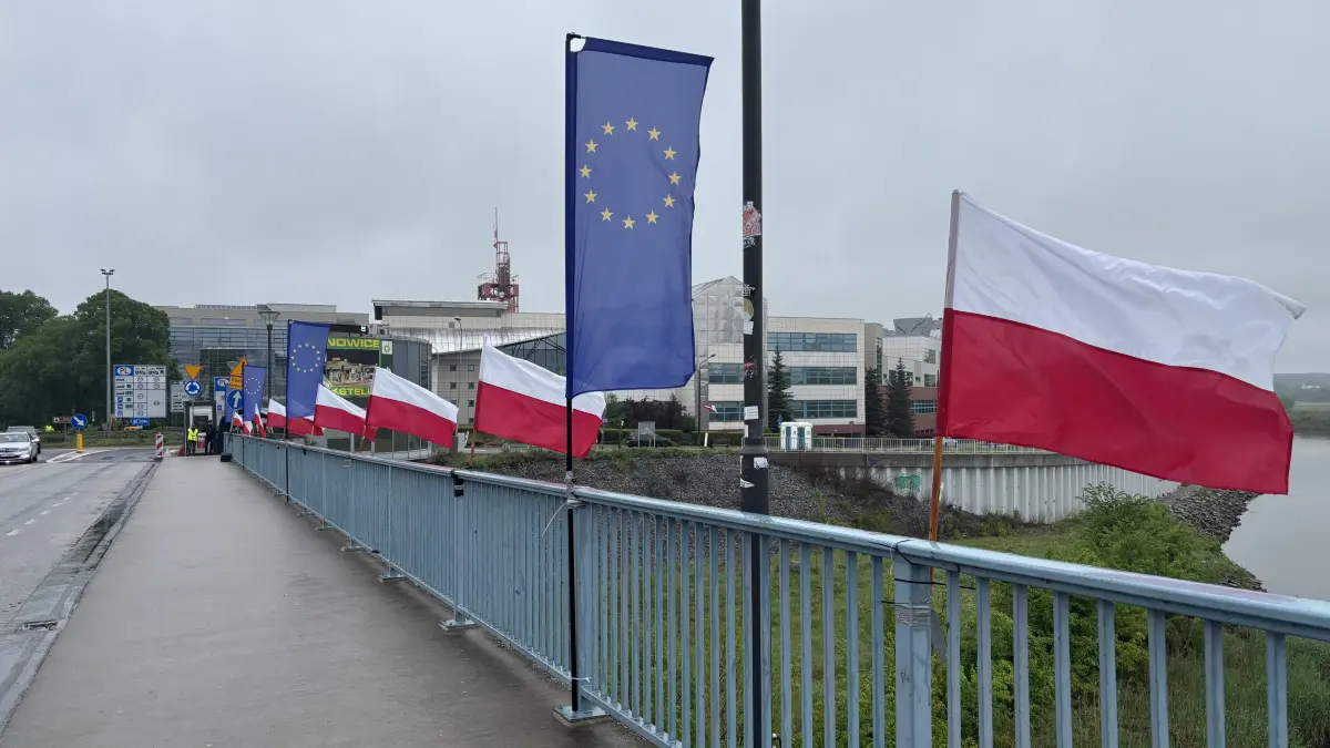 Flaggen Grenzbrücke Polen Frankfurt (Oder)