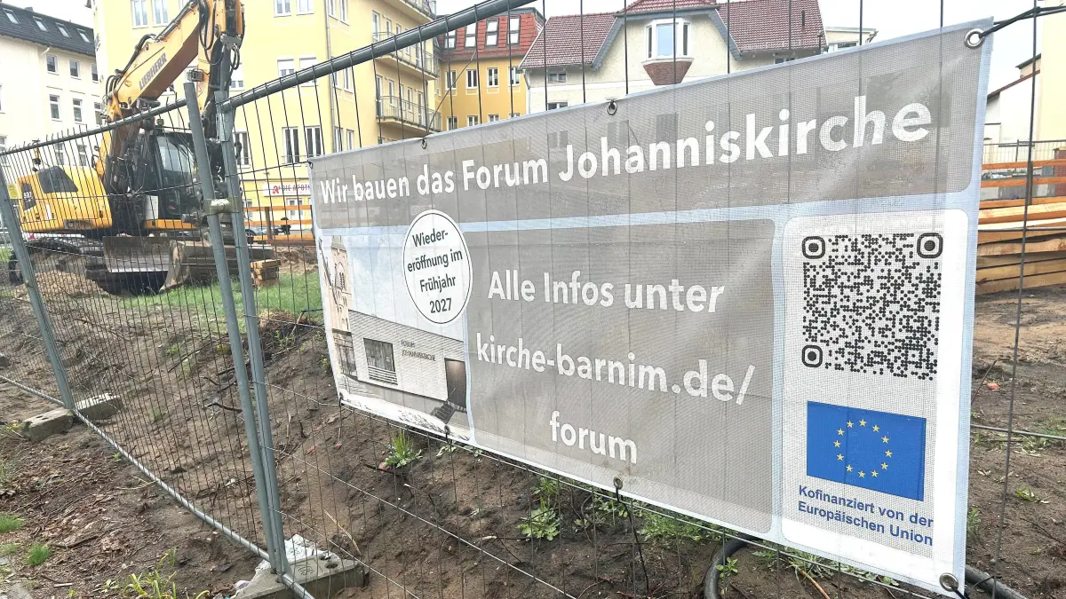 Bombe hinterm Bauzaun: In Eberswalde ruhen die Arbeiten für den Erweiterungsbau an der Johanniskirche, seit der Blindgänger aus dem Zweiten Weltkrieg gefunden wurde.