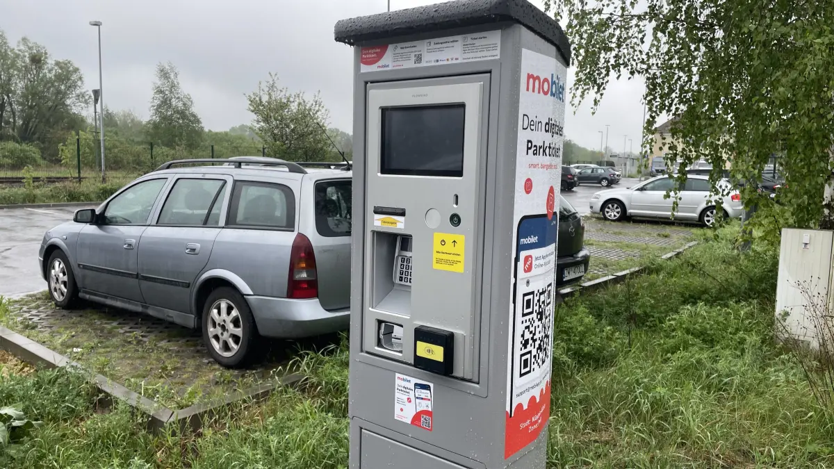 Zahlen nach Einfahrt: Der große Parkplatz am Küstrin-Kietzer Bahnhof ist seit dem 29. April gebührenpflichtig. Auch wegen des Schienenersatzverkehrs sind dort gerade viele freie Stellplätze.