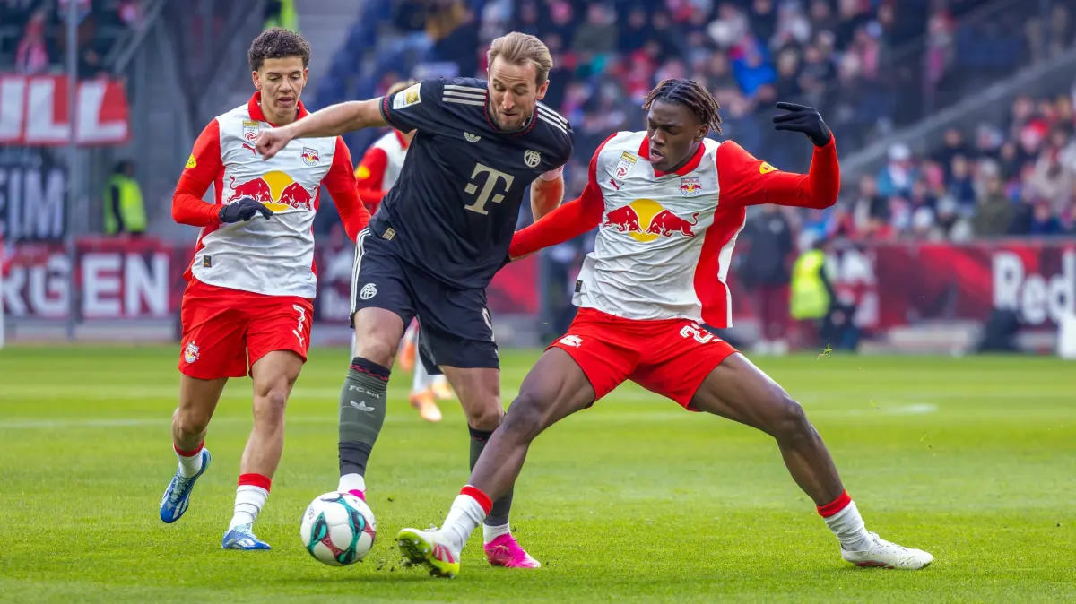 Testspiel - 2025/2026 - RB Salzburg vs. FC Bayern Muenchen: Salzburg, Österreich 06. Januar 2026: Testspiel - 2025/2026 - RB Salzburg vs. FC Bayern München Im Bild: v. li. im Zweikampf Clement Bischoff RB, Harry Kane FCB und Joane Gadou RB Red Bull Arena Bayern *** Salzburg, Austria 06 January 2026 Test match 2025 2026 RB Salzburg vs FC Bayern Munich In the picture from left in the duel Clement Bischoff RB , Harry Kane FCB and Joane Gadou RB Red Bull Arena Bayern Copyright: xFotostandx/xSchäferx