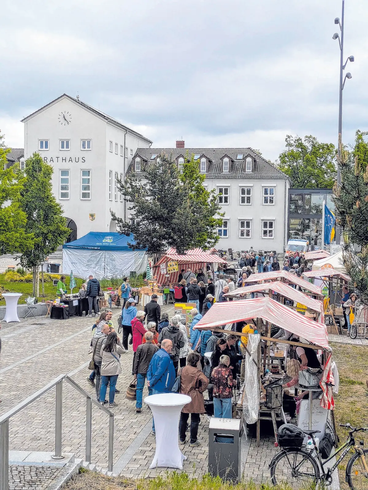 „Garten, Grünzeug & Gedöns“, hier 2025, hat sich etabliert. Erstmals läuft ein Outdoor-Trödelmarkt privater Anbieter.