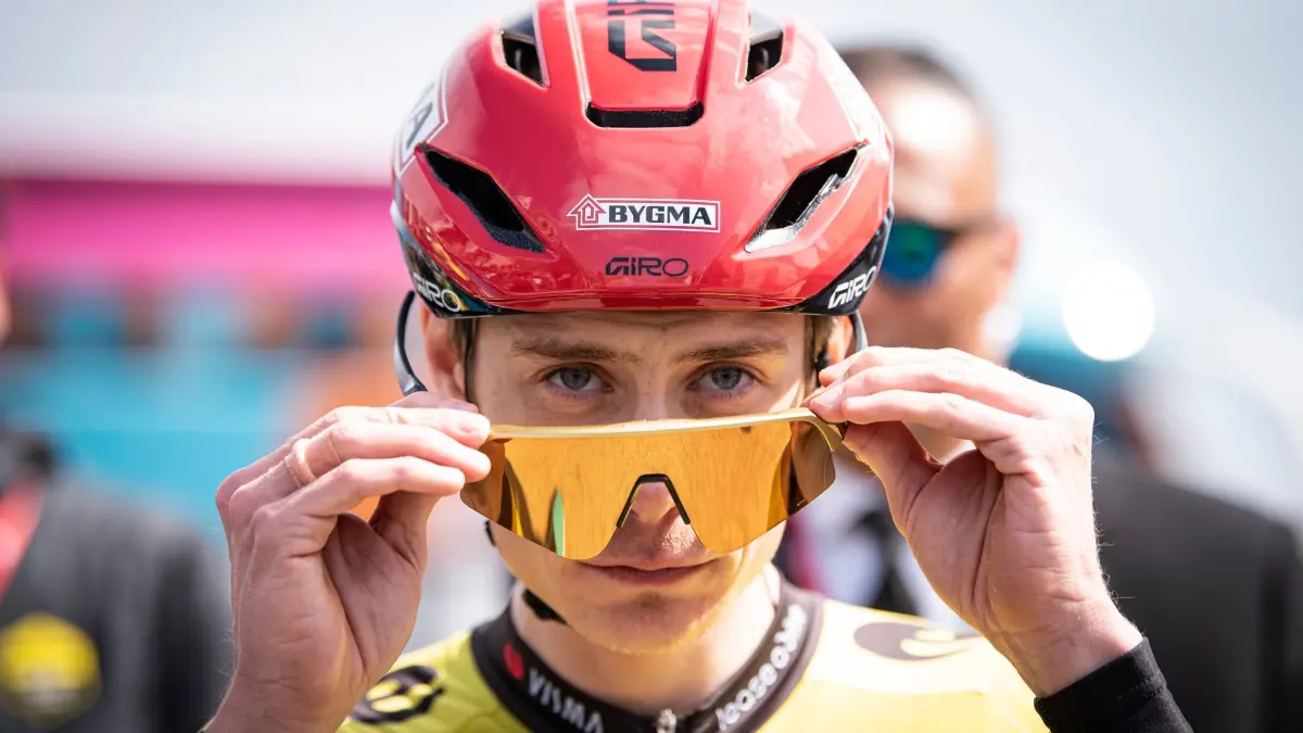 Jonas Vingegaard: ARCHIV - 23.03.2026, Spanien, Sant Feliu De Guixols: Radsport: UCI WorldTour - Katalonien-Rundfahrt, Sant Feliu de Guíxols (172,80 km), 1. Etappe. Der dänische Fahrer Jonas Vingegaard bei der Teampräsentation des Radrennens Volta Catalunya 2026. Vingegaard fährt ab Freitag erstmals beim Giro d'Italia. (zu dpa: «Vingegaard vor dem Giro: Neue Ziele, neue Zweifel») Foto: Matteo Secci/ZUMA Press Wire/dpa +++ dpa-Bildfunk +++