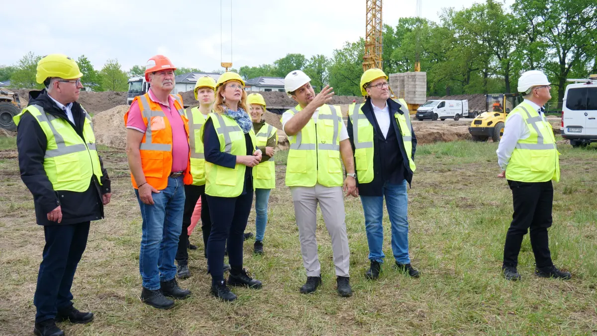 Baustellenbegehung auf dem Grundstück für das neue Umspannwerk der Stadtwerke Oranienburg: Indrevos Gül, Projektleiter der Stadtwerke Oranienburg, Bernward Rother, Leiter Technik & Netze der Stadtwerke Oranienburg, Christin Rudolph, Stadtwerke Oranienburg, Pascal Mundt, stellvertretender Vorsitzender der Stadtverordnetenversammlung, Peter Grabowsky, Geschäftsführer der Stadtwerke Oranienburg, Jennifer Collin-Feeder, Bürgermeisterin der Stadt Oranienburg, Olaf Lüke, Geschäftsführer der LE.O Gruppe, zu der die Stadtwerke gehören, Burkhard Wilde, Vorsitzender des Aufsichtsrats der LE.O Gruppe, Juliane Beyer, Leiterin Stabsstellen und Unternehmensentwicklung der LE.O Gruppe (v. l.).