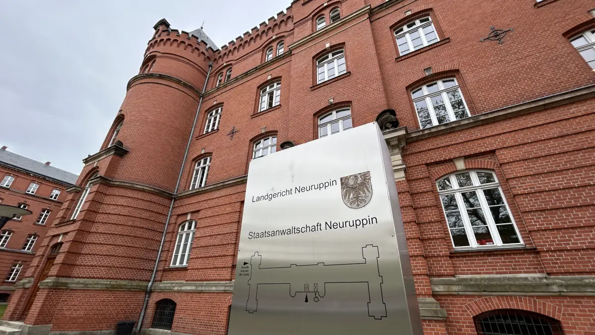 Vor dem Landgericht Neuruppin hatte der Unternehmer Jens Clausen gegen Rheinsbergs Bürgermeister Frank-Rudi Schwochow geklagt. Es geht unter anderem um Falschbehauptungen bei Facebook.