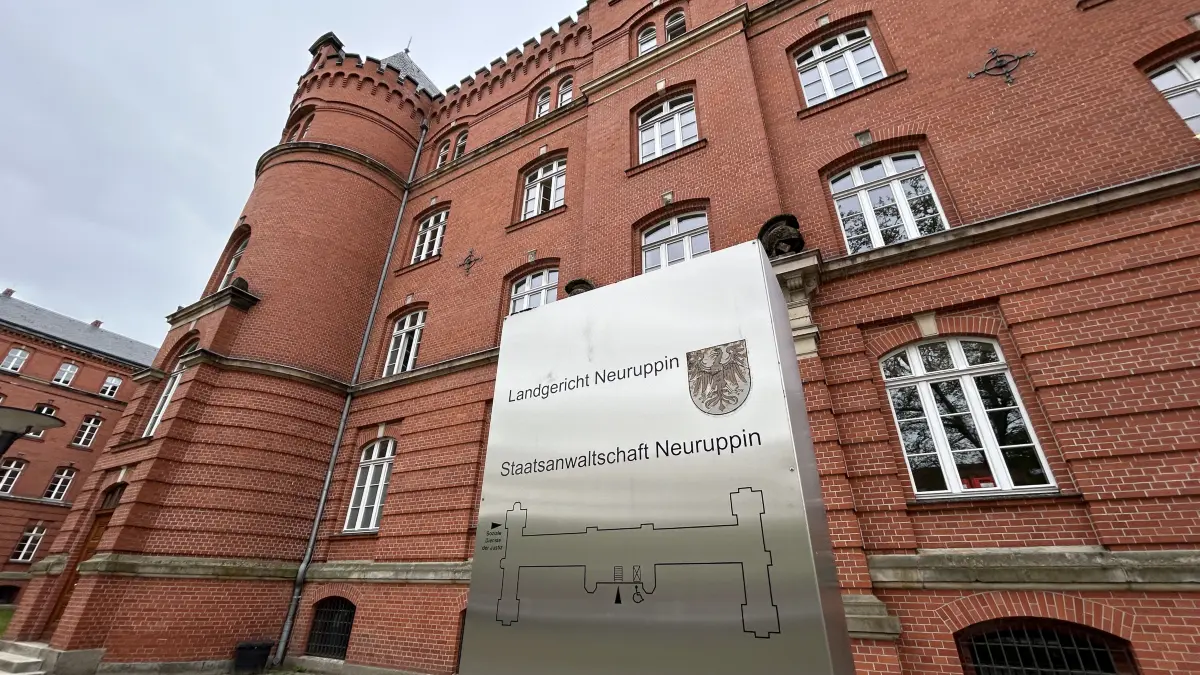 Vor dem Landgericht Neuruppin hatte der Unternehmer Jens Clausen gegen Rheinsbergs Bürgermeister Frank-Rudi Schwochow geklagt. Es geht unter anderem um Falschbehauptungen bei Facebook.