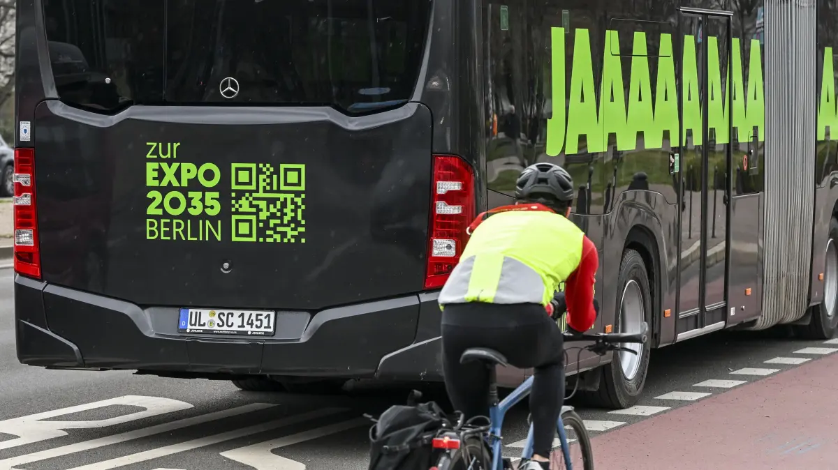 Ein Bus mit der Beschriftung „Jaaaaa“ der Kampagne zur Bewerbung für eine Weltausstellung „Ja zur Expo 2035 Berlin“ des Vereins Global Goals.
