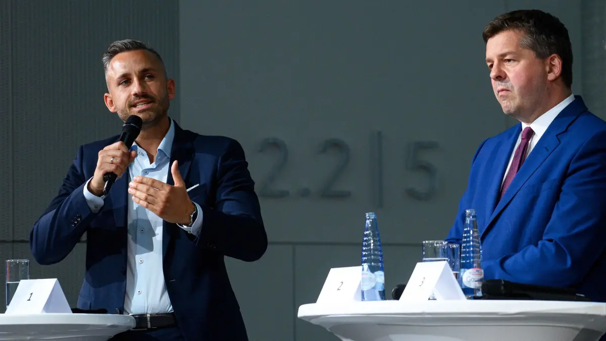 Ulrich Siegmund (l, AfD) spricht neben Sven Schulze