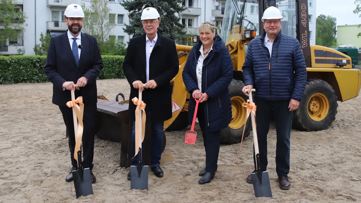 Start für den Neubau der Grundschule in Bad Saarow: Bildungsminister Gordon Hoffmann (CDU), Amtsdirektor Christian Riecke, Schulleiterin Simone Noack und Amtsausschussvorsitzender Stefan Petrick (v.l.) beim ersten Spatenstich.