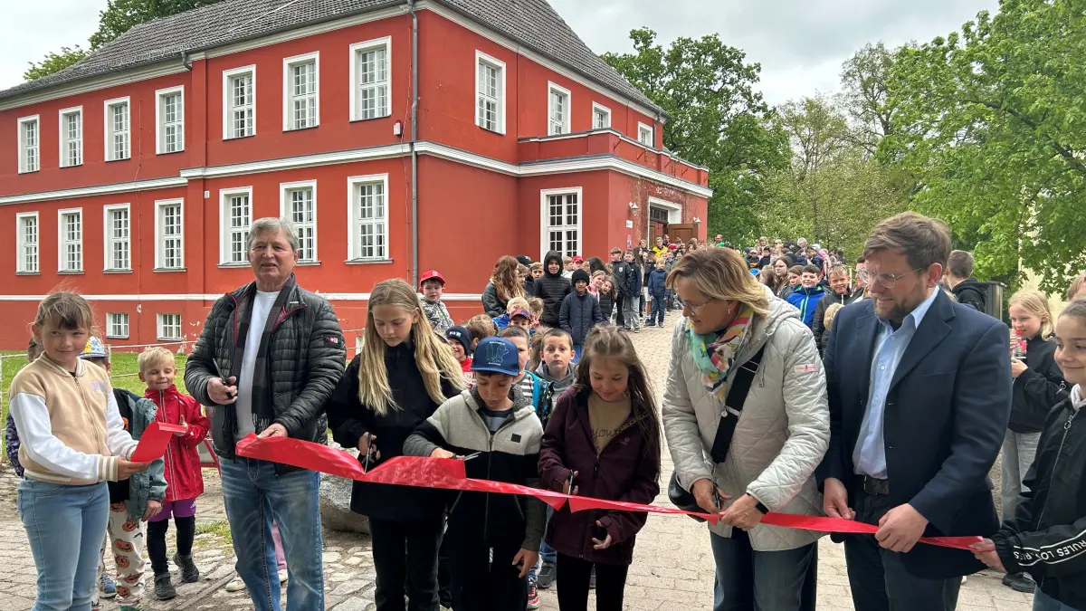 Das rote Amtsgebäude in Pinnow öffnet seine Türen für Schüler. Die Sanierung ermöglicht mit zwei neuen Klassenräumen neue Optionen für Schüler und Lehrer.