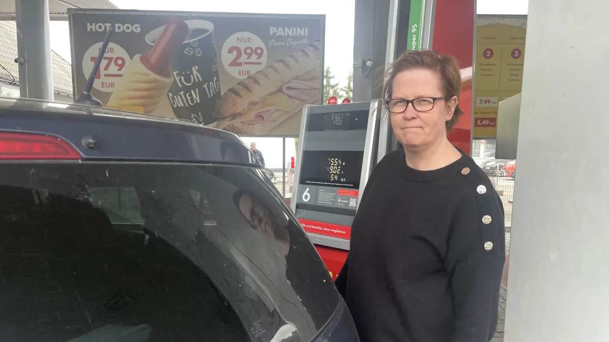 Yvonne Berger aus Schwedt tankt in Krajnik Dolny. Die Unternehmerin wünscht sich mehr Entlastung seitens der Politik für Arbeitnehmer.