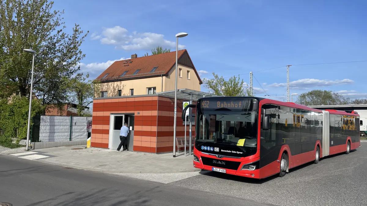 Im Servicegebäude auf dem Pendlerparkplatz am Bahnhof in Eisenhüttenstadt soll eine Verkaufsstelle eingerichtet werden. Was ist geplant und wer profiert davon?