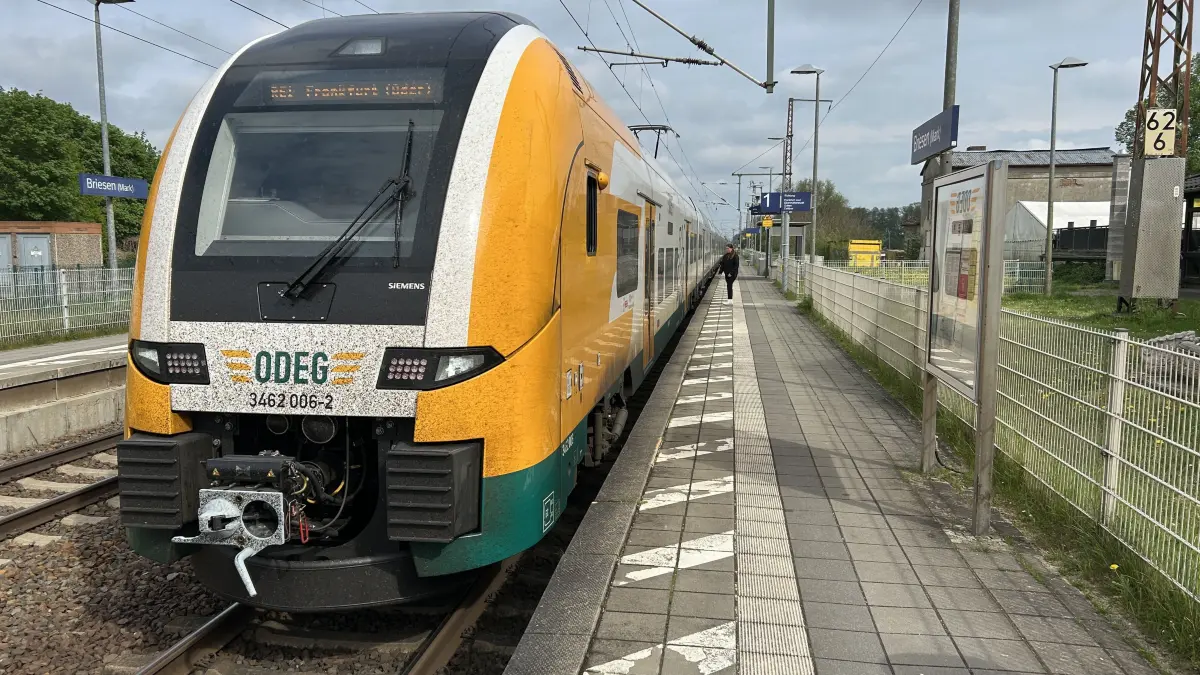 Der RE1 hält in Briesen, noch.