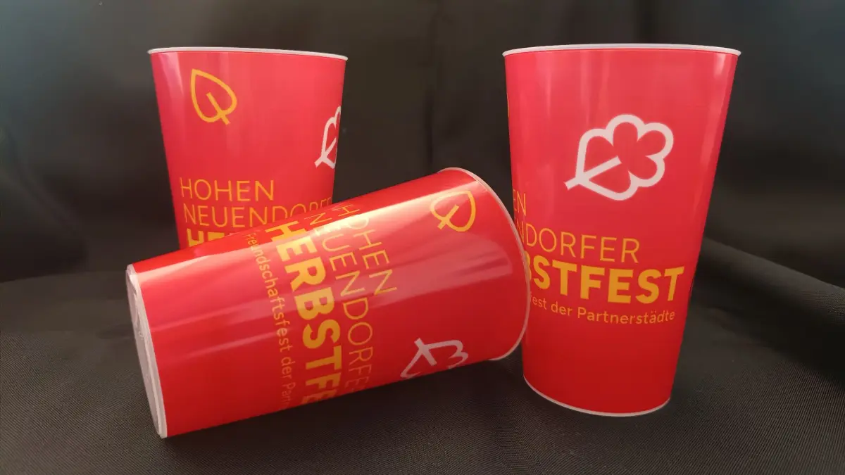 Becher des Anstoßes: In Hohen Neuendorf flammt vier Monate vor dem Herbstfest der Streit um den Stadtbecher wieder auf. Die Idee ist umstritten.