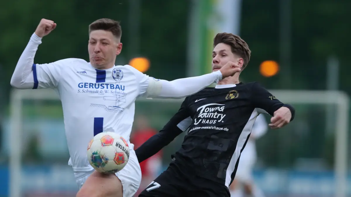 Nullnummer im Barnim: Einheit Zepernick und FSV Bernau trennen sich im Abendspiel der Landesliga torlos. Hier versucht Justin Pehl (in Schwarz) am Bernauer vorbeizukommen.