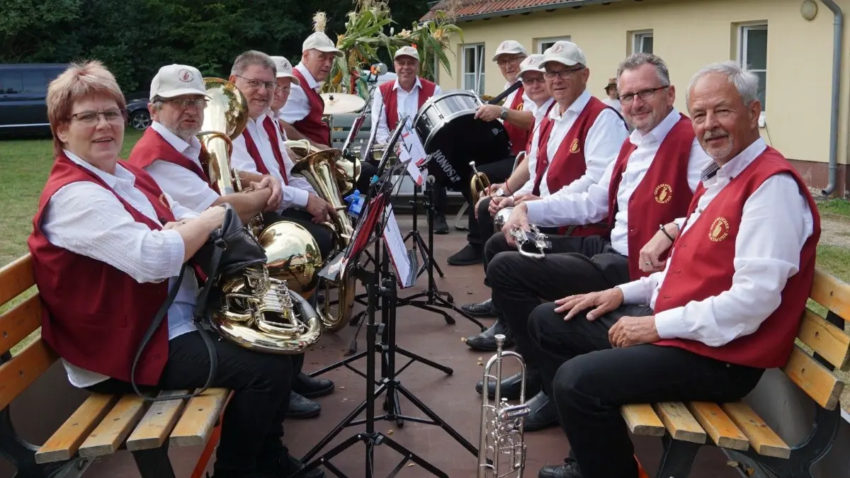 Seit 2002 treten die ehrenamtlichen Musiker unter dem Namen Oderbrucher Blasmusik auf.