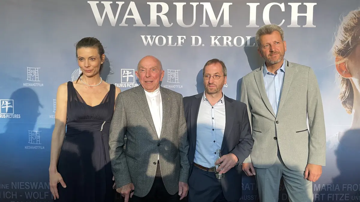 Filmpremiere: Vor der Fotowand in der Oderbruchhalle stellen sich Schauspielerin Sandra Maria Fronterré, Zeitzeuge Wolf D. Kroll und Filmemacher Mario Nieswandt sowie Pianist Arne Schmitt.
