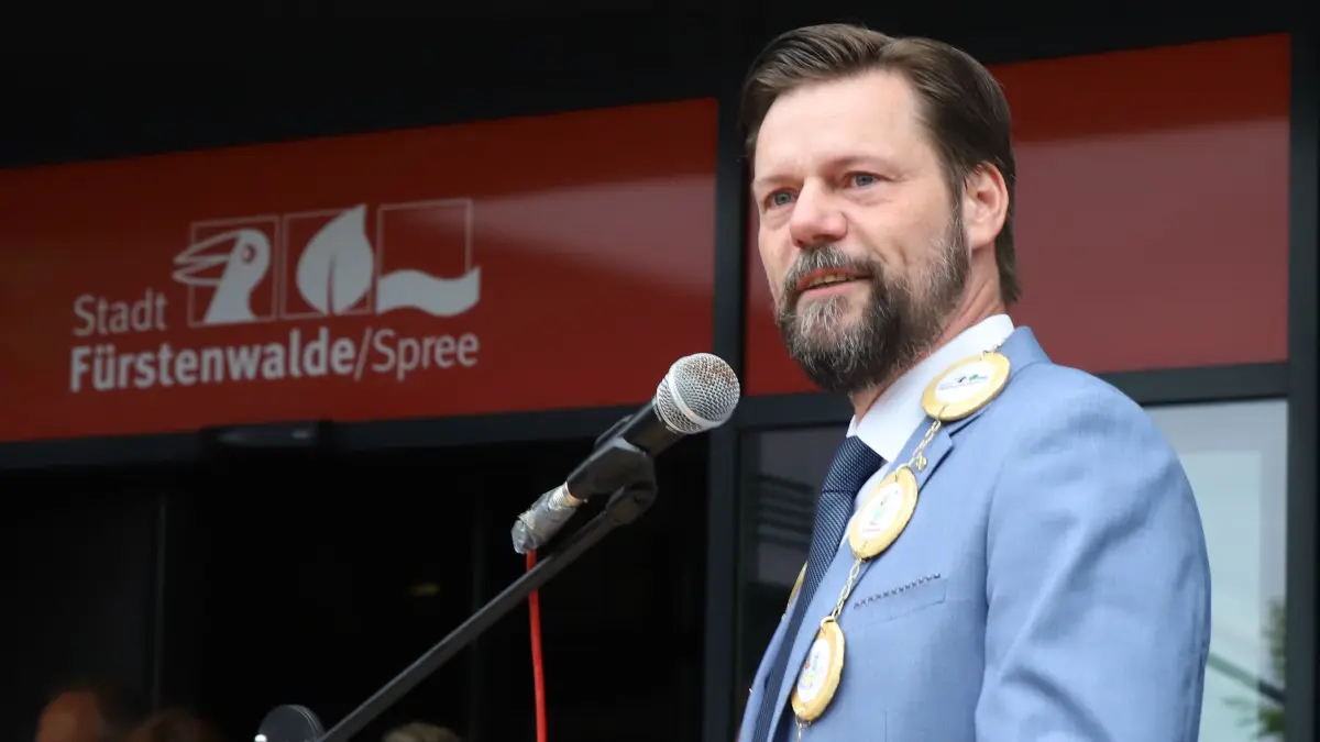 Der alte und neue Bürgermeister von Fürstenwalde bei der feierlichen Amtseinführung. Matthias Rudolph bekommt von Stadtverordnetenchef Christian Altmann (beide BFZ) ein Geschenk fürs neue Büro.