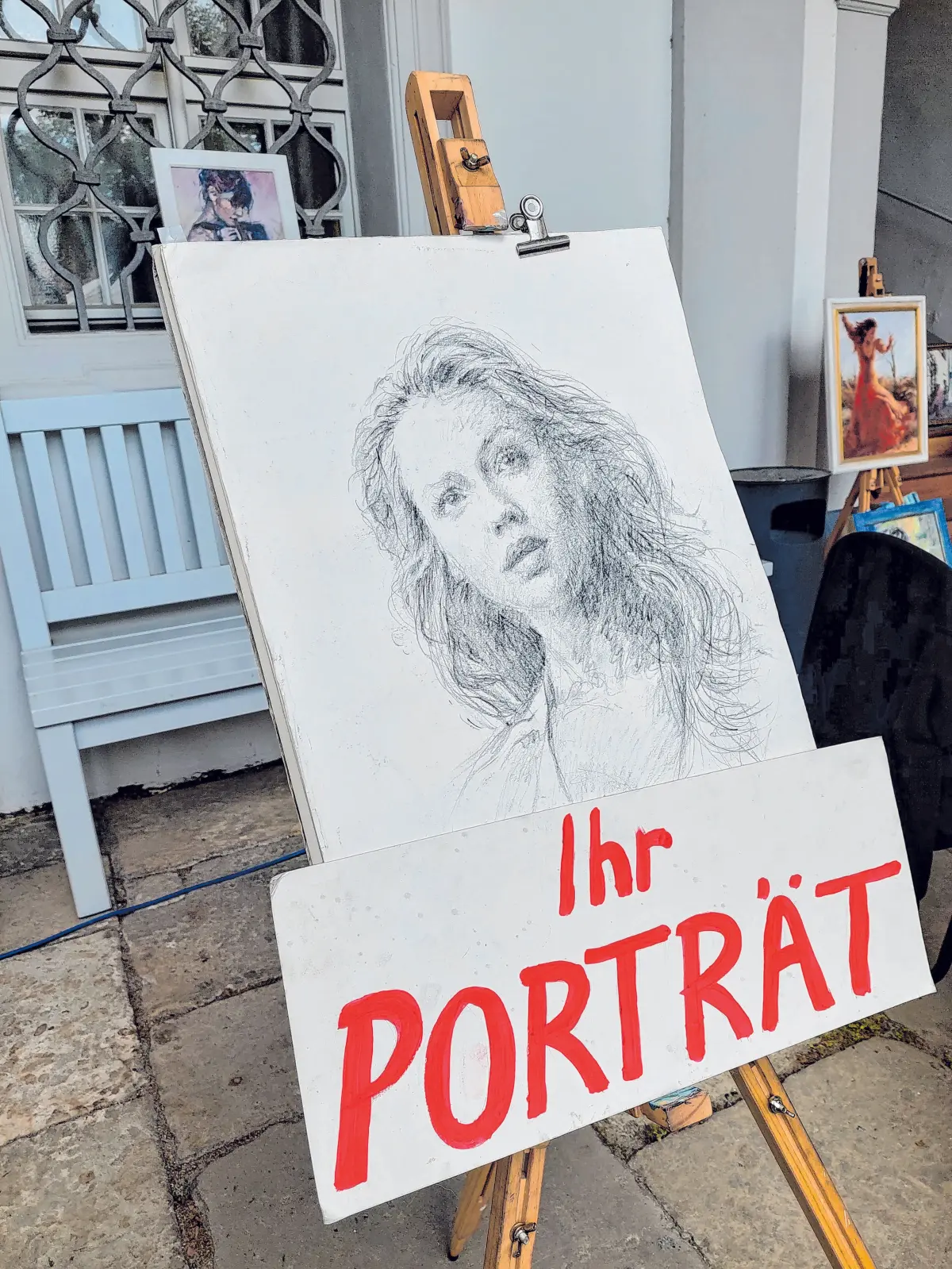 Kunst zum Mitnehmen: Viele Künstler bieten vor Ort ihre Arbeiten an – vom Porträt bis zum individuellen Erinnerungsstück.⇥⇥Fotos: Gabriele Werner